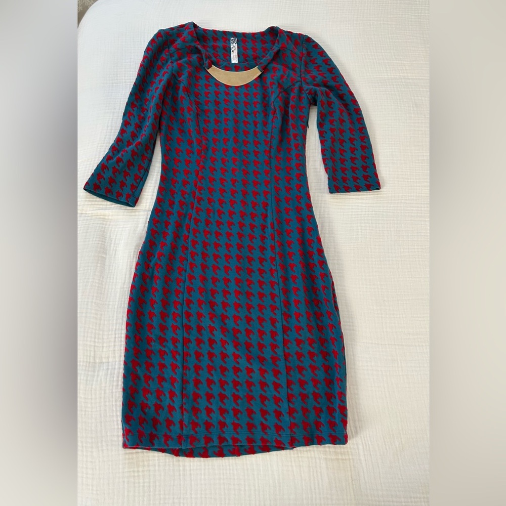 Waggon Paris Dress
Size Small 36
Pencil
Stretchy
Teal Red
Attached Necklace